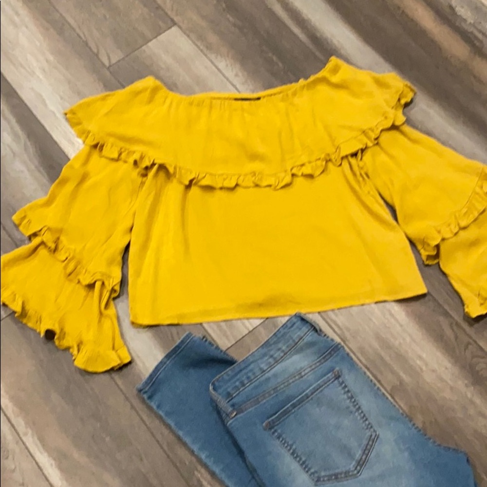 New Women’s Trendy off shoulder top.